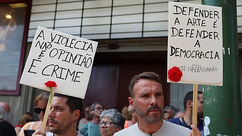Agressão a ator. Centenas de pessoas manifestam-se no Teatro A Barraca para condenar racismo e violência