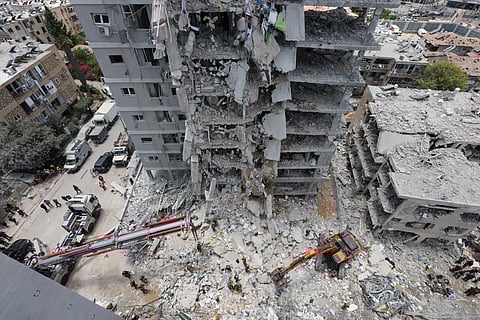 Em Bat Yam, a sul de Telavive, mísseis iranianos destruíram um prédio residencial.