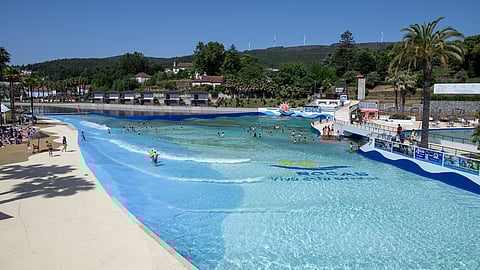 A praia com ondas a 80 quilómetros do mar faz 20 anos. Já por lá passaram 1,6 milhões de pessoas 