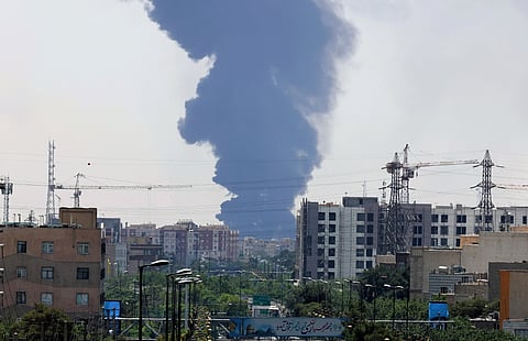 Fumo sobe de uma refinaria atingida por Israel nos arredores de Teerão.