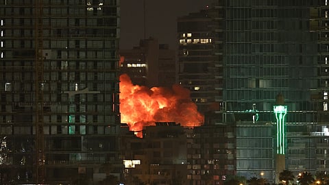 Explosão de um míssil em Telavive nas primeiras horas de segunda-feira. Os ataques iranianos causaram pelo menos oito mortos.