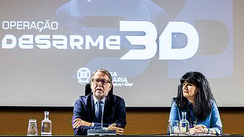 Luís Neves, diretor nacional da PJ, e Manuela Santos, diretora da Unidade Nacional de Contraterrorismo, na conferência de imprensa sobre a operação "Desarme 3D"