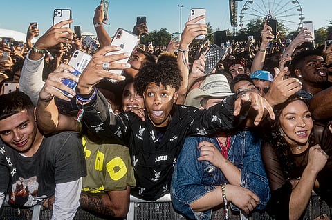 'Astroworld Festival', ou a multidão dos telemóveis.