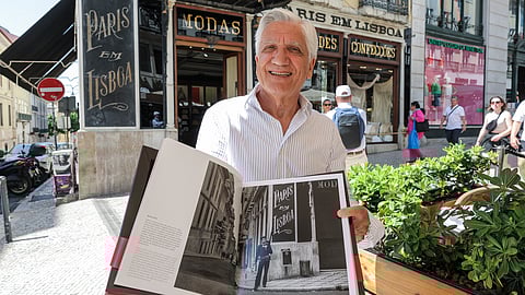 O fotógrafo no Largo do Carmo, com o livro 'Rui Ochoa. 74-99'.