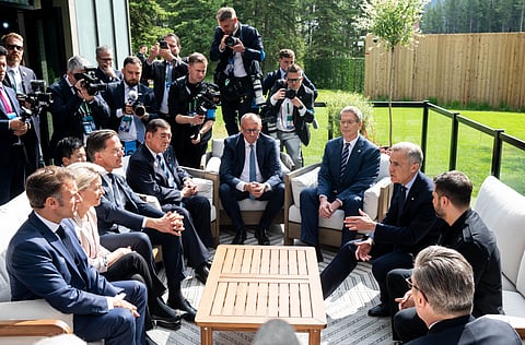 Presidente ucraniano (à direita) junto aos líderes do G7. Secretário do Tesouro ficou a representar os EUA após a saída de Trump.