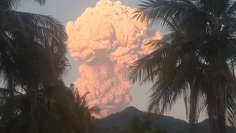 Imagem de um vídeo da erupção do vulcão na Indonésia.