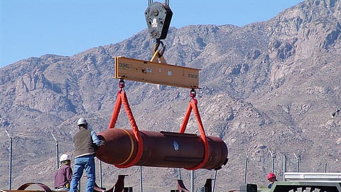 A GBU-57  a ser descarregada em preparação para o seu primeiro teste explosivo, 2007.