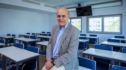 O professor Pedro Dionísio numa sala de aula do ISCTE.