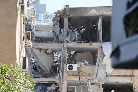 Edifício residencial danificado após um ataque de mísseis iranianos em Holon, no centro de Israel, 19 de junho de 2025. 