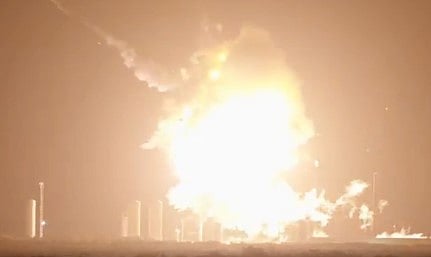 A explosão na plataforma de lançamento.