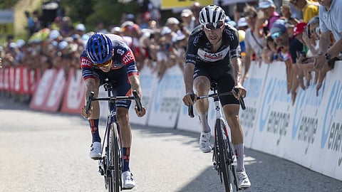 Oscar Onley e João Almeida na luta pela vitória na etapa. 