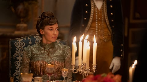 Carrie Coon continua a ser a grande "arquiteta" social da série.