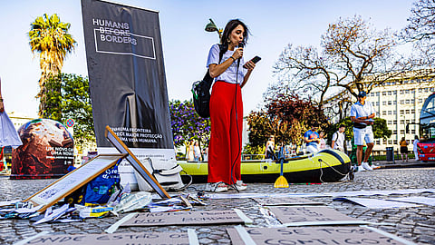 Coletivo Humans Before Borders faz vigília em homenagem a refugiados
