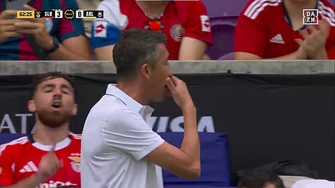Bruno Lage e Kökçü desentendem-se após o treinador substituir o médio (veja o vídeo)
