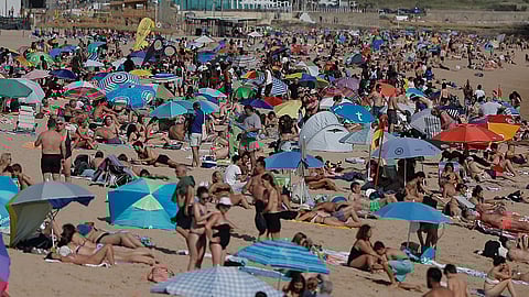 Praia esteve repleta de pessoas durante todo o dia.