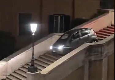Idoso desce escadaria da Praça de Espanha, em Roma, de carro. Fica preso e é preciso grua para tirar viatura