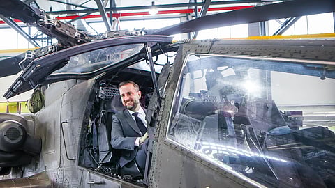 O ministro da Defesa polaco, Wladyslaw Kosiniak-Kamysz, num dos helicópteros AH-64D Apache que o país recebeu há dias, na 56.ª Base Aérea, em Latkow. Segurança é prioridade.