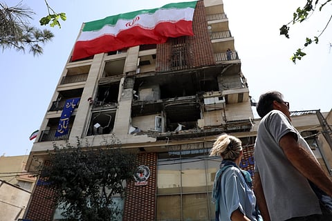 Bandeira gigante do Irão na fachada de um edifício em Teerão destruído num ataque israelita.