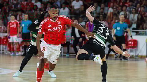 Higor Souza remata perante a oposição de Taynan.