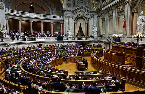 O Parlamento aprovou esta quinta-feira a consagração da violação como crime público, com votos favoráveis do PSD, CDS, Chega, IL, Livre, BE, PAN, JPP, e com alguns alguns deputados do PS a acompanharem a iniciativa.