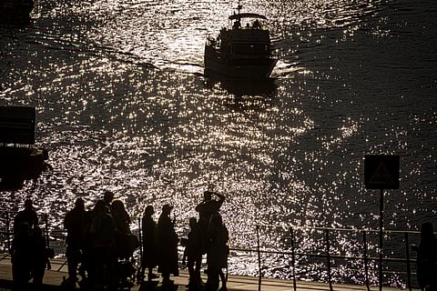 As viagens terminam às 20:00 de segunda a quinta-feira. De sexta-feira a domingo, o último barco sai do cais às 22:00.