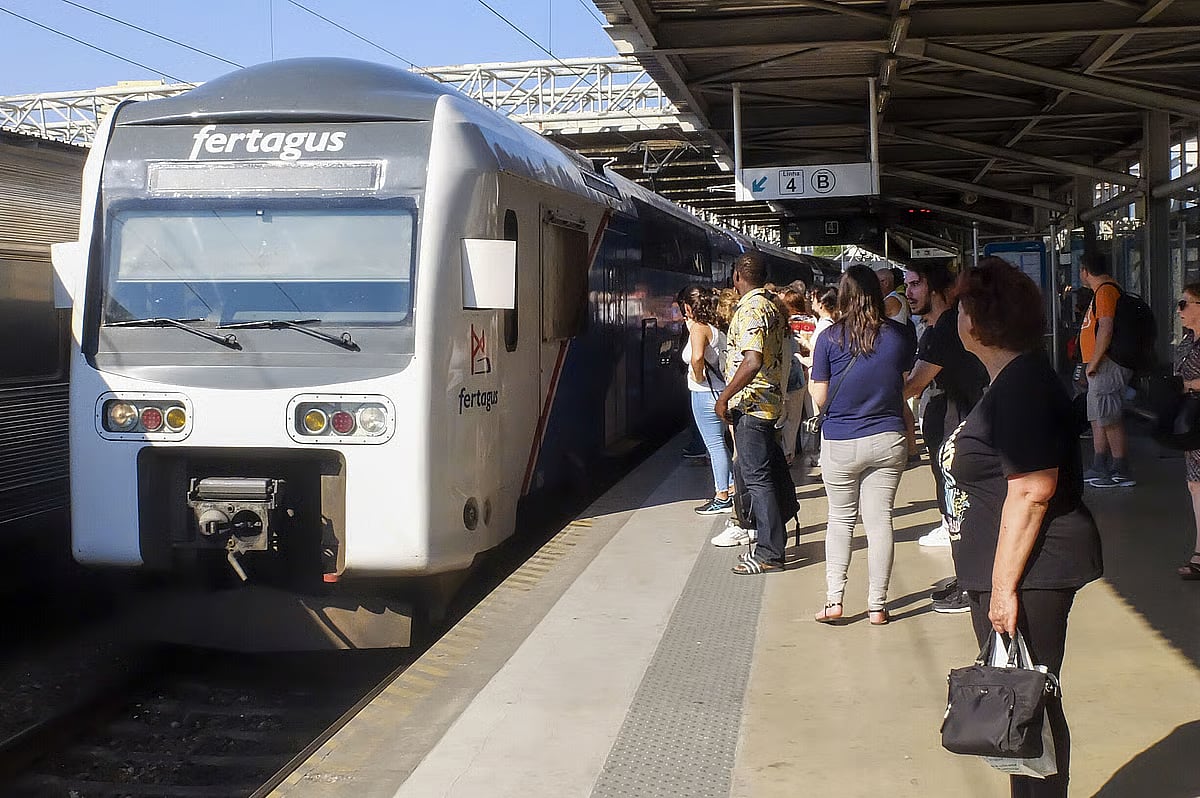 Fertagus train services operating under speed restrictions