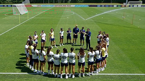 Jogadoras e equipa técnica de Francisco Neto, que chegou às 150 partidas no comando da seleção, em treino na Suíça.