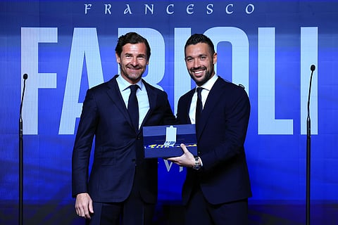 Francesco Farioli ao lado de André Villas-Boas na apresentação do novo treinador. 