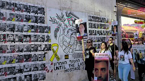 Familiares e antigos reféns numa marcha para exigir a sua libertação em Telavive.