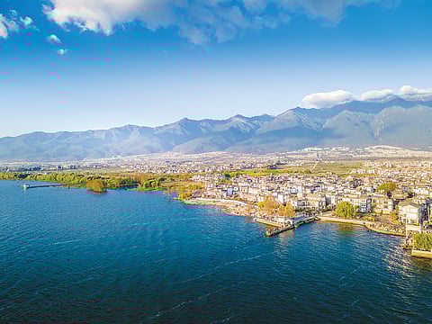 Dali, entre a serra de Cangshan e o lago Erhai, desfruta de um clima ameno o ano todo.