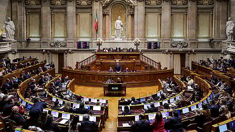 Chega, IL e CDS abstêm-se no voto da esquerda pelo ataque à companhia “A Barraca”