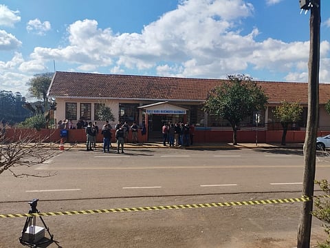 Adolescente mata criança e fere três pessoas num ataque a uma escola no Brasil