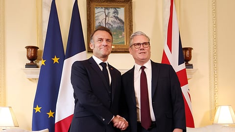 Emmanuel Macron foi recebido por Keir Starmer em Downing Street.