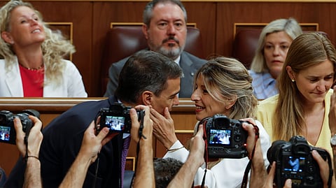 Pedro Sánchez cumprimenta Yolanda Díaz no Congresso. O pai da líder do Sumar e vice-primeira-ministra morreu na terça-feira à noite. 