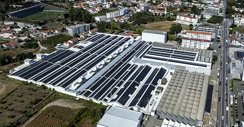 No ano passado, o grupo instalou 8000 painéis fotovoltaicos na cobertura de um dos seus principais polos industriais.
