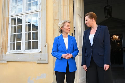 A presidente da Comissão Europeia, Ursula von der Leyen, e a primeira-ministra dinamarquesa, Mette Frederiksen.