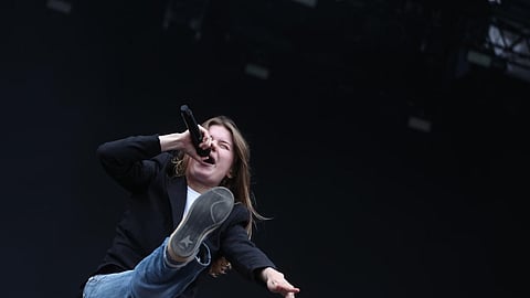 Mesmo com problemas técnicos Girl in Red trouxe energia e orgulho lésbico para o NOS Alive  
