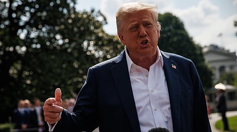 Donald Trump a falar com os jornalistas em Washington.