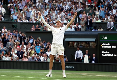 Jannik Sinner festeja primeiro título na relva de Wimbledon.