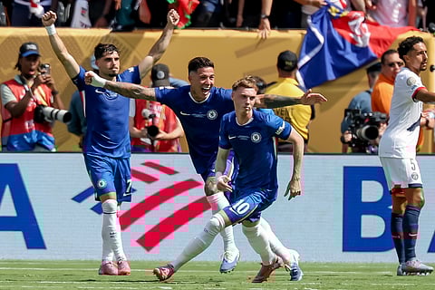 Cole Palmer (número 10) é acompanhado por Pedro Neto e Enzo Fernández nos festejos do segundo golo do Chelsea.