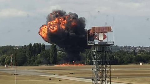 Avioneta cai e incendeia-se após descolar de aeroporto britânico próximo de um campo de futebol (com vídeo)