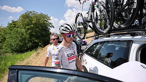 João Almeida no momento em que abandonou a prova.