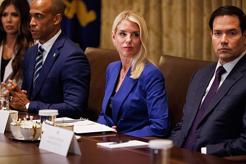 A procuradora-geral, Pam Bondi, é alvo das críticas. 