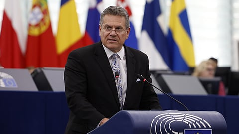 Comissário europeu do Comércio fala com homólogos dos EUA e recusa desistir de negociar