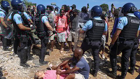 Moradores do bairro autoconstruído do Talude Militar, Loures, tentam impedir demolições
