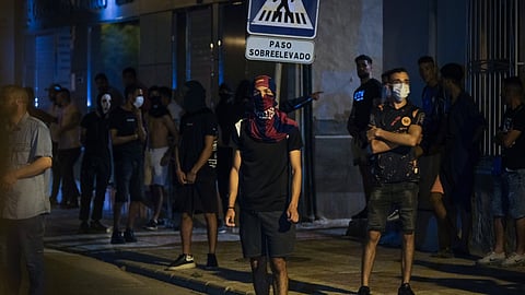 Jovens de rosto coberto envolvem-se em confrontos com as autoridades no bairro de San Antonio, o foco da violência em Torre Pacheco.