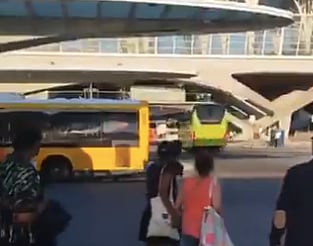 Autocarro desgovernado embate e provoca danos em restaurante na Gare do Oriente