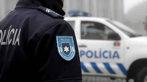 Cotoveladas e ameaças de morte. Detido suspeito de violência doméstica contra irmã grávida de 9 meses