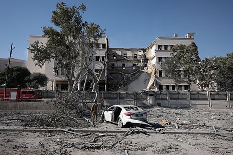 A destruição deixada pelo ataque israelita no Ministério da Defesa da Síria, em Damasco.