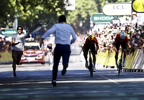 Jonas Abrahamsen levou a melhor numa chegada que contou com um intruso.